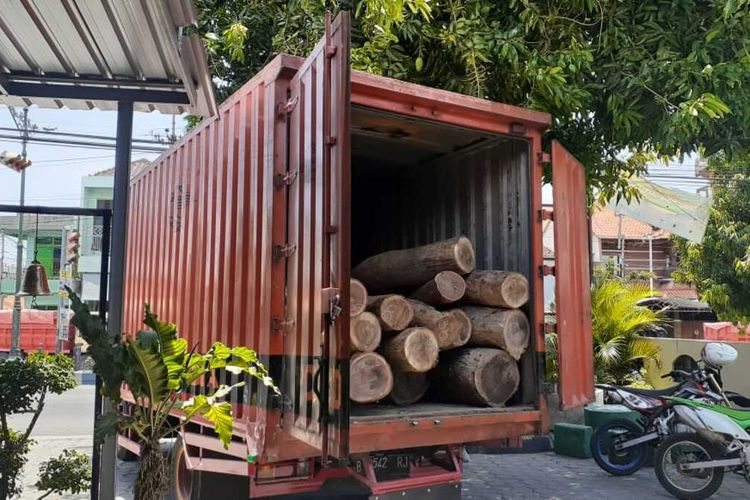 Inilah truk box warna oranye bertuliskan PT Pos Indonesia (Posindo) yang kedapatan membawa 22 kayu sono keling ilegal