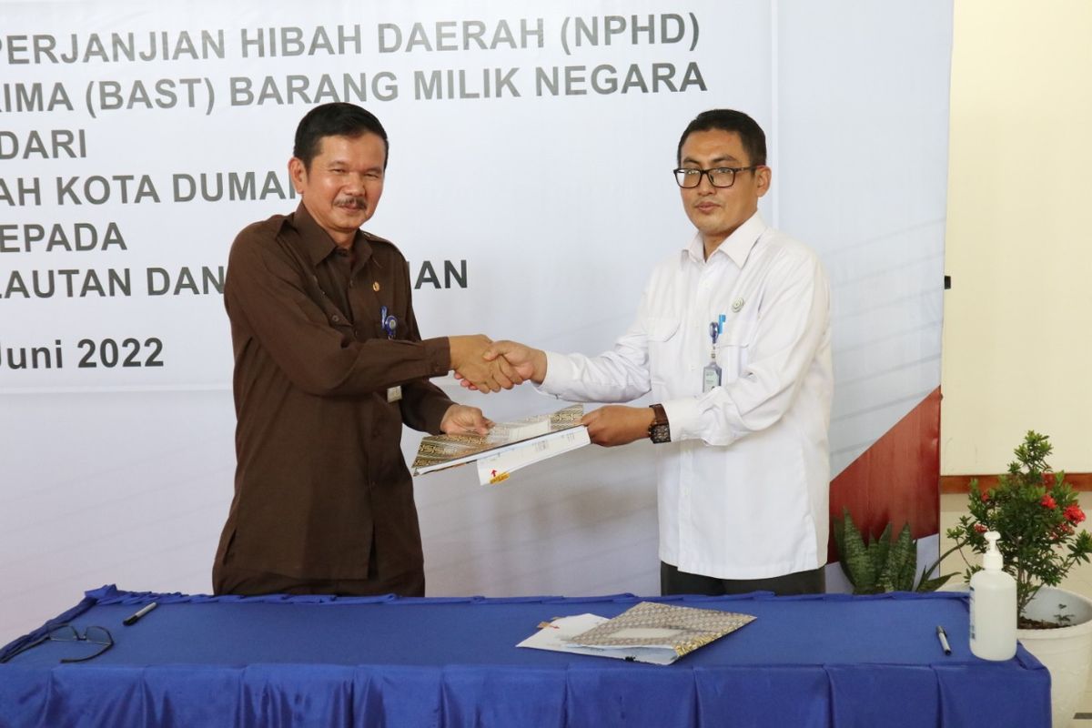 Sekretaris BRSDM Kementerian KP Kusdiantoro dan Sekretaris Daerah (Sekda) Kota Dumai Indra Gunawan dalam acara serah terima Barang Milik Daerah (BMD) berupa tanah seluas 5,3 hektar dari Pemkot Dumai ke Kementerian KP di Dumai, Riau, Senin (6/6/2022).