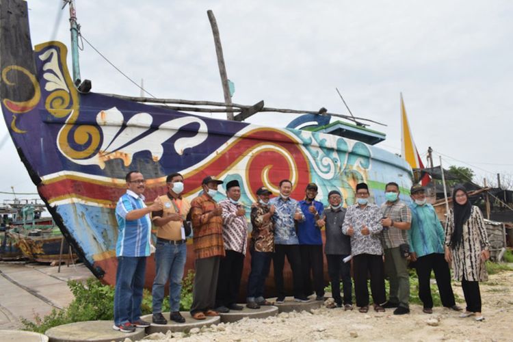 Bupati Lamongan Yuhronur Efendi (tengah) saat foto bersama di salah satu perahu ijon-ijon yang ada di Desa Kandangsemangkon, Kecamatan Paciran, Lamongan.