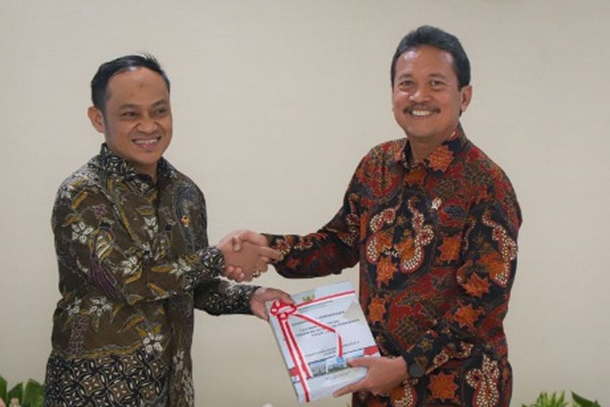 Menteri Kelautan dan Perikanan Sakti Wahyu Trenggono menerima dokumen predikat WTP  dalam penyerahan yang dilakukan oleh Anggota IV BPK Haerul Saleh di Kantor BPK RI Jakarta, Selasa (2/8/2022).