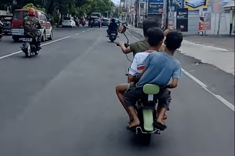 Anak di bawah umur (Bocil) mengendarai sepeda listrik di jalan umum bisa sangat membahayakan