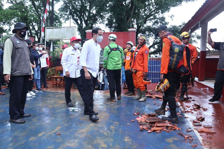 Menteri Pendidikan, Kebudayaan, Riset, dan Teknologi (Mendikbud Ristek), Nadiem Makarim meninjau satuan pendidikan (sekolah) terdampak bencana gempa Cianjur, Jawa Barat (Jabar).