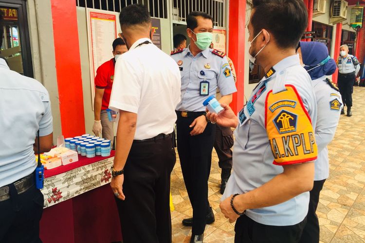 Sebanyak 151 petugas Lembaga Pemasyarakatan (Lapas) Kelas IIA Bulak Kapal, Aren Jaya, Kota Bekasi saat melaksanakan tes urine pada Kamis (14/7/2022). Kalapas Bulak Kapal Hensah mengatakan, pelaksanaan tersebut dilakukan sebagai pencegahan tindakan indisipliner yang dilakukan oleh para petugas lapas. 
