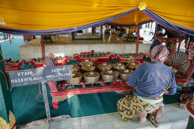 Prosesi miyos gangsa Kyai Gunturmadu, salah satu rangkaian acara gerebeg Maulid Nabi Muhammad dalam sekaten yang diadakan Keraton Yogyakarta.