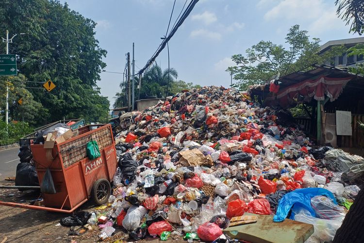 Pedagang Keluhkan Sampah Menumpuk di TPS Sunter Jakut, Pelanggan Ogah Datang