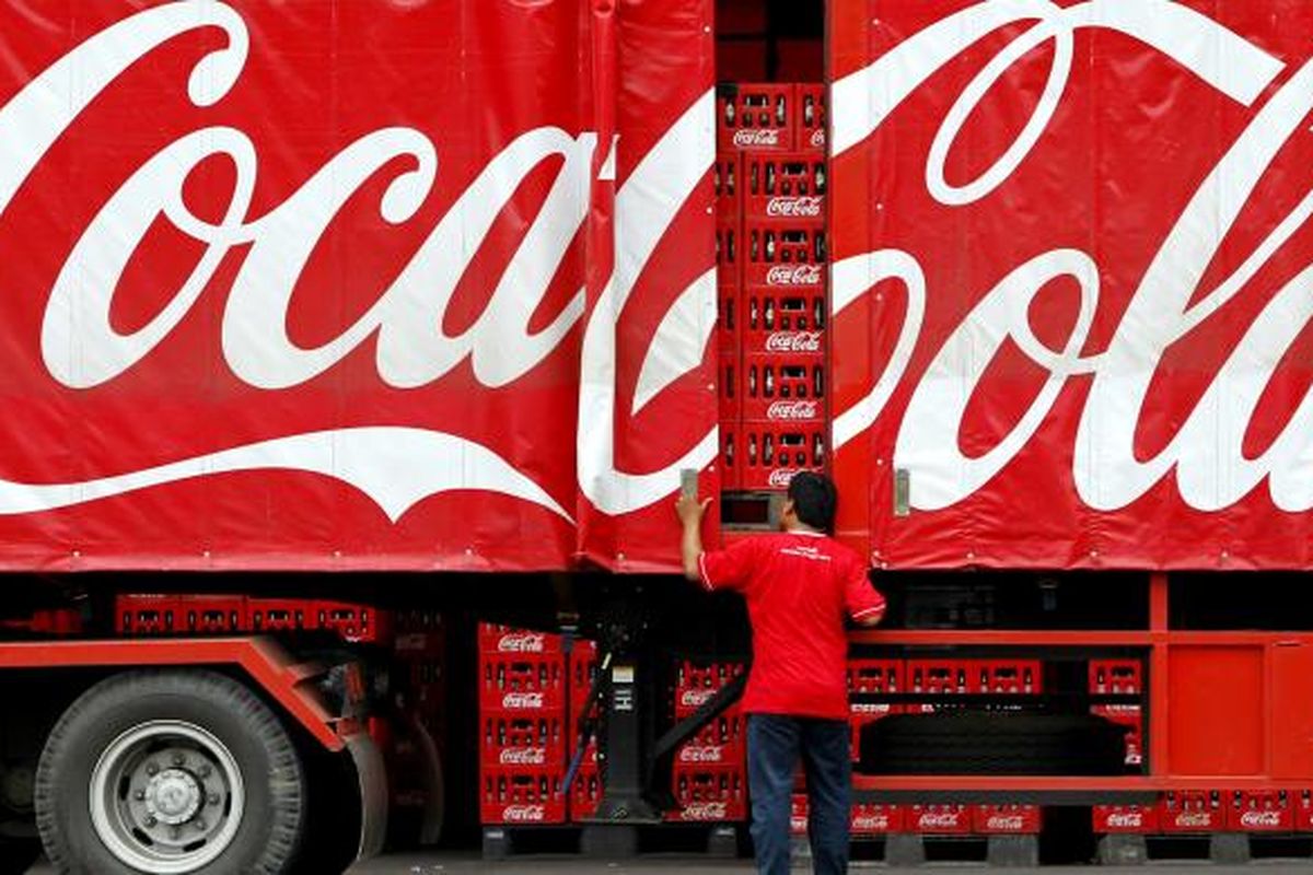 Aktivitas pengangkutan minuman kemasan di Pabrik Coca-Cola Amatil Indonesia, Cibitung, Bekasi, Jawa Barat, beberapa waktu lalu.