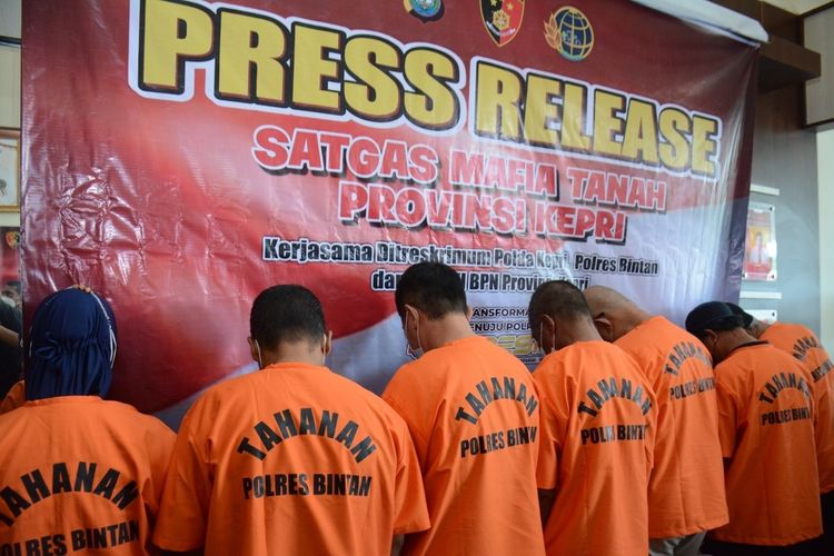 Satgas Mafia Tanah Polda Kepri yang merupakan kerja sama Direktorat Reserse Kriminal Umum (Ditreskrimum) Polda Kepri, Polres Bintan dan Kanwil BPN Provinsi Kepri berhasil mengungkap kasus Pemalsuan Surat Tanah yang berada di Jalan Lintas Barat KM 32, Desa Bintan Buyu Kecamatan Teluk Bintan Kabupaten Bintan, Kepulauan Riau (Kepri).