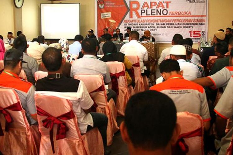 Rapat pleno terbuka rekapitulasi penghitungan perolehan suara tingkat kabupaten yang dilaksanakan KIP di Hotel Meuligo, Meulaboh, Aceh Barat, Rabu (22/2/2017).