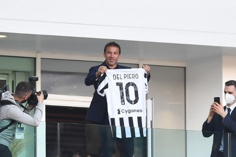 Alessandro Del Piero (tengah) memamerkan jersey di Stadion Allianz, Turin, menjelang pertandingan pekan ke-33 Liga Italia yang mempertemukan Juventus Vs Bologna, Sabtu (16/4/2022) malam WIB.