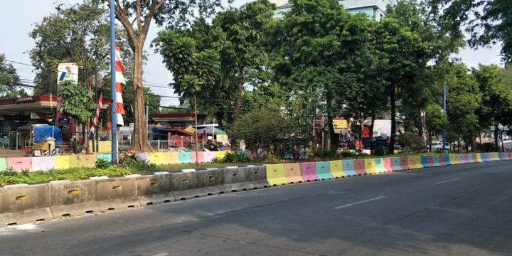 Separator jalan yang dicat warna-warni di kawasan Pejaten Barat, Jalan Warung Jati Barat, Jakarta Selatan. Tampak perbedaan mencolok dengan separator yang tidak dicat. Foto diambil Minggu (29/7/2018).