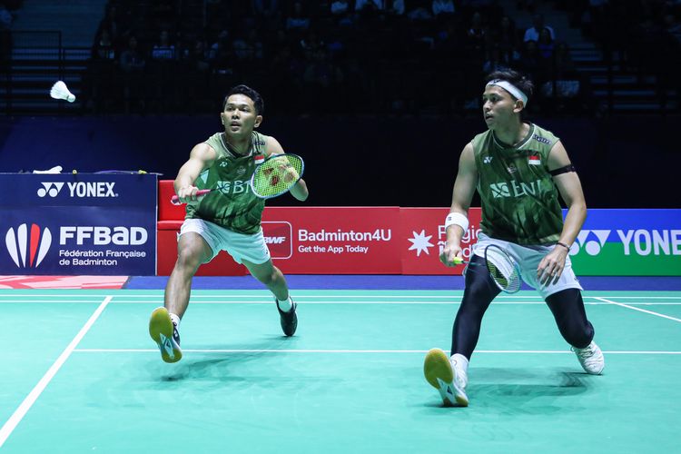 Ganda putra Indonesia, Fajar Alfian/Muhammad Rian Ardianto, saat bertanding melawan Ben Lane/Sean Vendy (Inggris) pada babak 32 besar French Open 2024 di Arena Porte de le Chapelle, Paris, Perancis, Rabu (6/3/2024). 