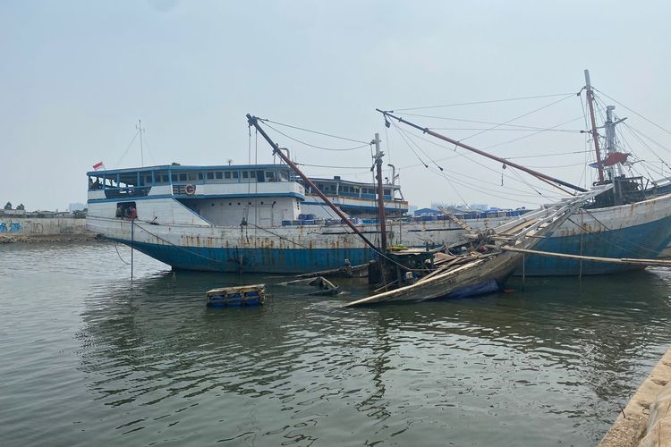 Bangkai Kapal Layar Motor (KLM) yang terbekar lalu karam di area gudang 9, Pelabuhan Sunda Kelapa, Ancol, Pademangan, Jakarta Utara pada Kamis (13/7/2023). 