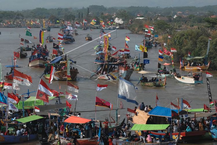 Sejumlah perahu nelayan beriringan menuju pantai saat dilangsungkan tradisi Sedekah Laut di pantai Tawang, Gempol Sewu, Rowosari, Kendal, Jawa Tengah, Jumat (5/10). Ribuan nelayan pantai utara laut Jawa mengikuti ritual Nyadran Laut atau Sedekah Laut yang diselenggarakan setahun sekali sebagai ungkapan rasa syukur kepada Tuhan atas berlimpahnya hasil laut sekaligus sebagai permohonan doa agar diberi keselamatan saat melaut. ANTARA FOTO/Anis Efizudin/foc/18.