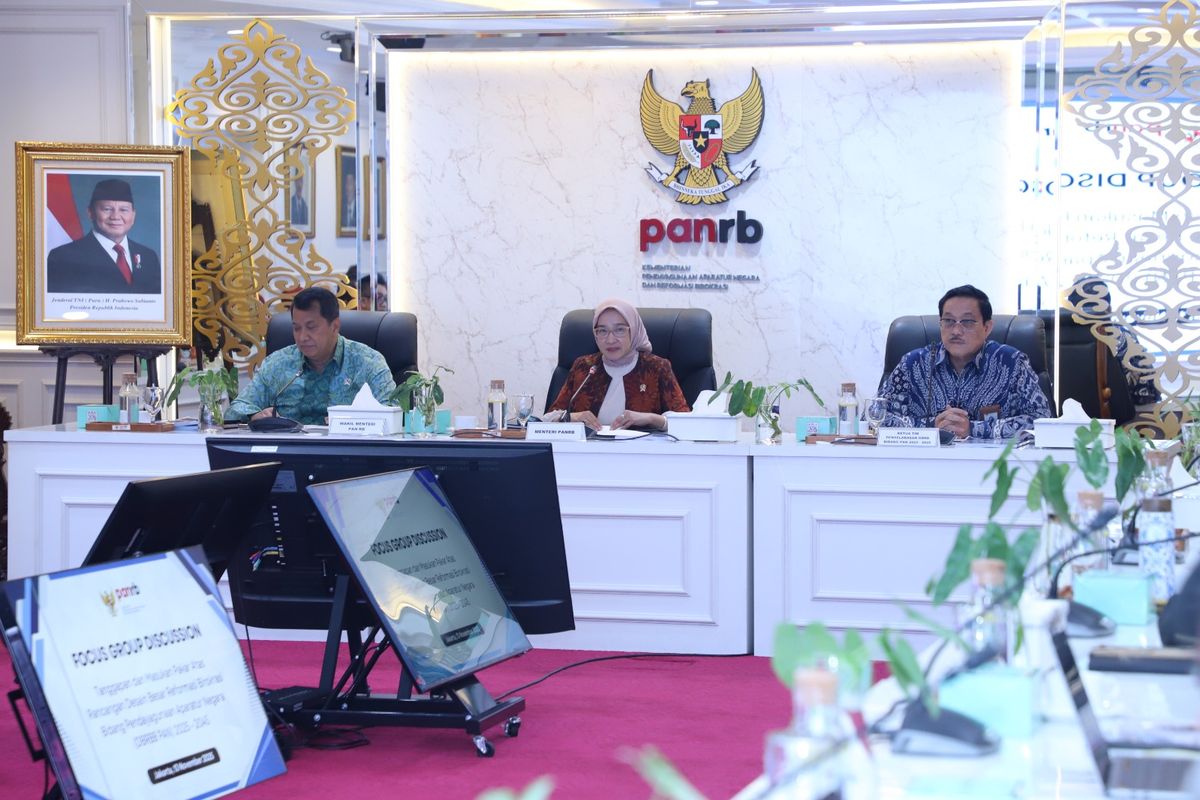 Menteri Pendayagunaan Aparatur Negara dan Reformasi Birokrasi (PANRB) Rini Widyantini dalam Focus Group Discussion (FGD) Tanggapan dan Masukan Pakar atas rancangan DBRBB PAN 2025-2045 di Jakarta, Kamis (13/11/2025).