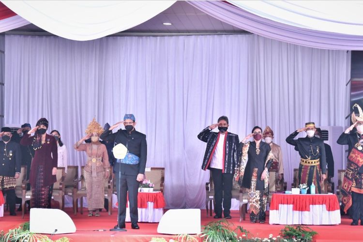 Mendikbud Ristek Nadiem Makarim  mengikuti upacara bendera Hari Ulang Tahun (HUT) ke-77 Kemerdekaan Indonesia di lingkungan Kemendikbud Ristek, Jakarta, Rabu (17/8/2022).