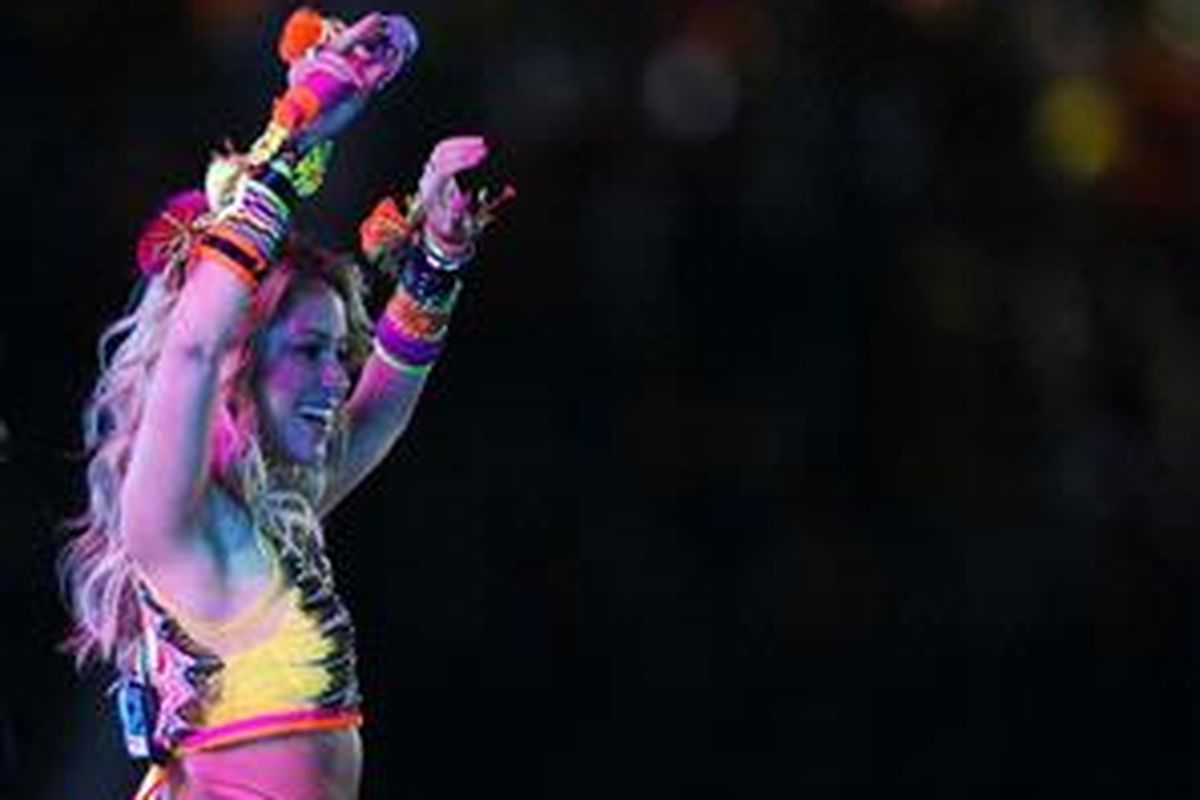 Penyanyi asal Kolombia Shakira tampil dalam acara penutupan Piala Dunia 2010 sebelum duel final antara Belanda dengan Spanyol di Stadion Soccer City di Soweto, sebuah wilayah di Kota Johannesburg pada Minggu (11/7/2010).