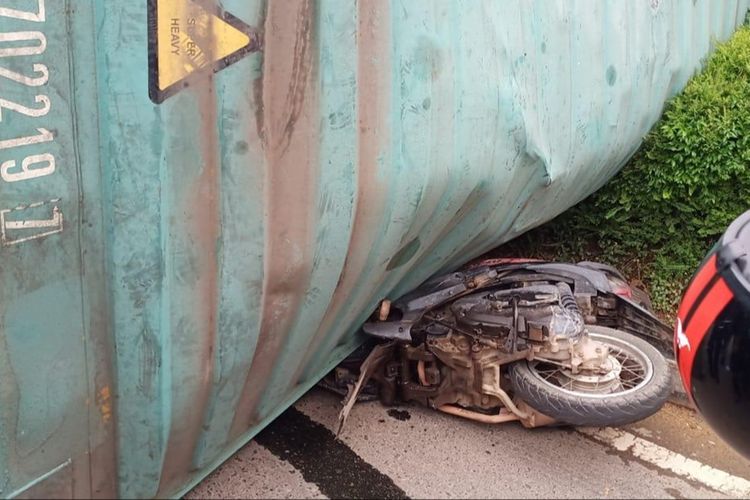 Laka lantas kembali terjadi di Batam, Kepulauan Riau, Kamis (17/10/2019) sore tadi. Kali ini terjadi di Simpang Lampu Merah Fanindo, Batuaji. Dimana salah satu truk kontainer yang bermuatan plat baja oleng hingga akhirnya terbalik dan menimpa satu unit sepeda motor Honda Beat dengan nopol BP 3249 JH.