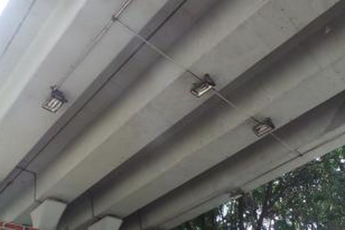 Lampu di kolong fly over Jalan Sentra Primer Timur, Pulogebang, Cakung, Jakarta Timur, dirusak dengan sengaja oleh waria. Diduga para waria ini menggunakan katapel untuk merusaknya. Jumat (30/1/2015).
