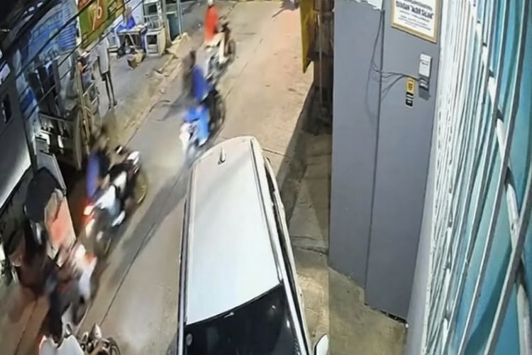 Gerombolan Pemuda Serbu Permukiman Jelambar Pakai Parang dan Celurit