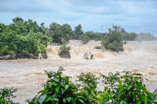 Viral, Video Warga Kupang Nekat Seberangi Sungai Saat Banjir, Hampir Terseret Arus