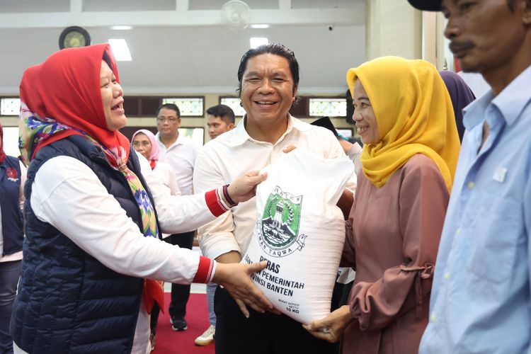 Pj Gubernur Banten Al Muktabar serahkan bantuan beras kepada masyarakat di Banten.