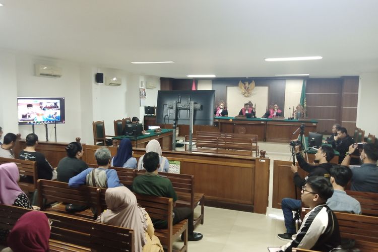 Sidang vonis tiga terdakwa kasus pembunuhan pegawai Dinas Perhubungan (Dishub) Makassar, Najamuddin Sewang berakhir ricuh usai majelis hakim Pengadilan Negeri Makassar menjatuhkan hukuman 13 tahun penjara, Kamis (5/1/2023).