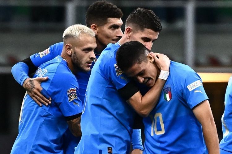 Para pemain timnas Italia merayakan gol Giacomo Raspadori ke gawang timnas Inggris pada lanjutan laga UEFA Nations League di San Siro, Milan, pada Sabtu (24/9/2022) dini hari WIB.