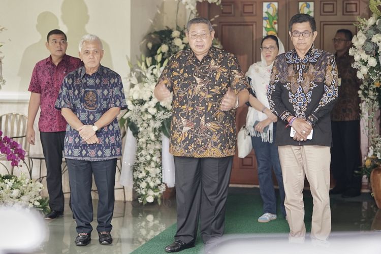 Presiden keenam RI Susilo Bambang Yudhoyono sempat mengucapkan terima kasih ke para wartawan yang tengah meliput di kediamannya, Puri Cikeas, Bogor, Jawa Barat, Senin (3/6/2019).