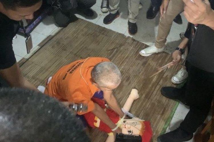 Wowon, tersangka pembunuhan berantai, saat rekontruksi adegan menghabisi anaknya yang berusia 3 tahun di Kampung Babakan Mande, Desa Gunungsari, Kecamatan Ciranjang, Kabupaten Cianjur, Kamis (2/3/2023). 


