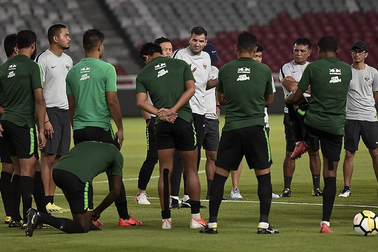 Pelatih timnas Indonesia Simon McMenemy (tengah) memimpin sesi latihan di Stadion Gelora Bung Karno, Senayan, Jakarta, Jumat (14/6/2019). Latihan tersebut merupakan persiapan timnas Indonesia untuk menghadapi pertandingan uji coba internasional melawan Timnas Vanuatu pada 15 Juni 2019.