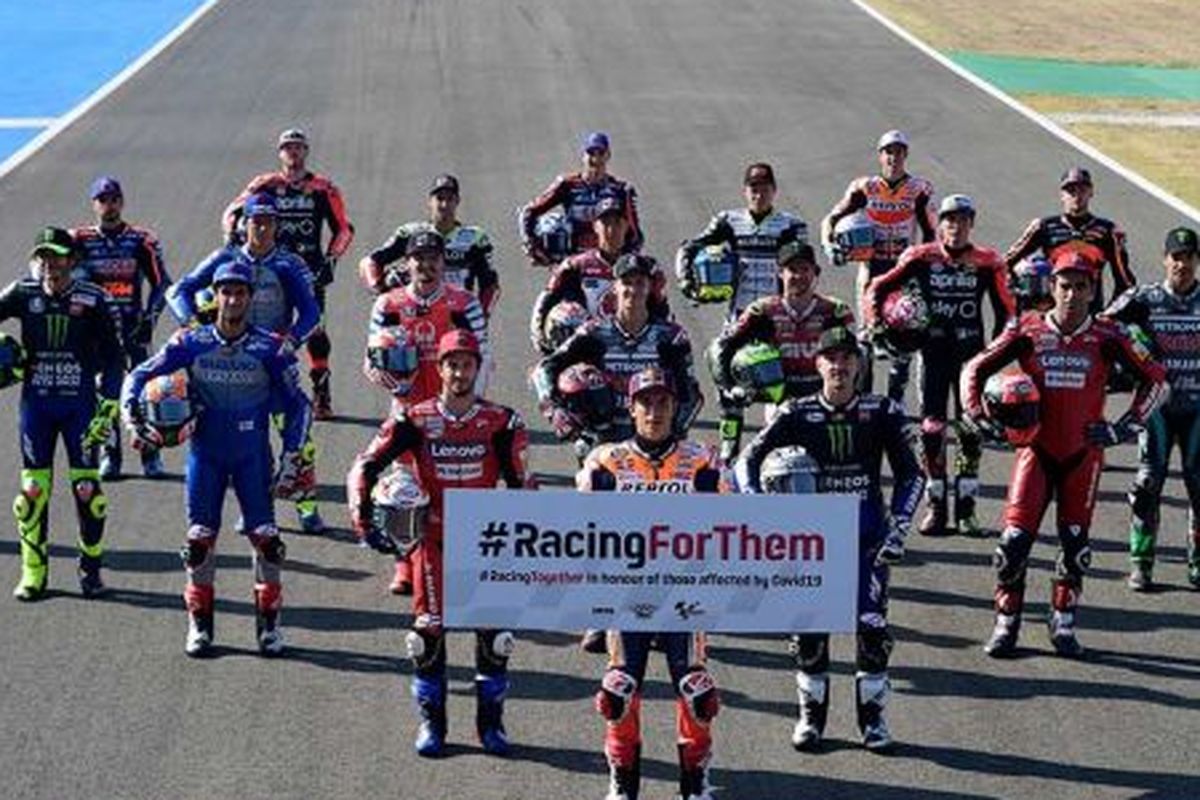 Foto bersama formasi pebalap MotoGP 2020 di Sirkuit Jerez, Spanyol.
