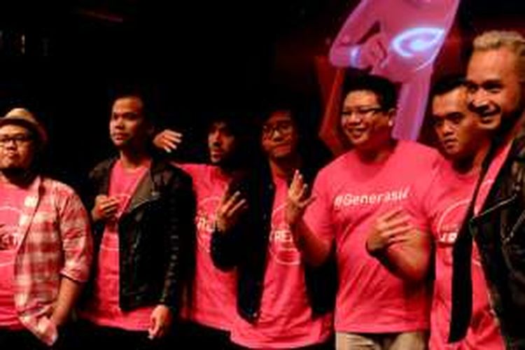 Grup musik Nidji bersama VP Brand & Marketing Communication Smartfren Derrick Surya dalam peluncuran Generasi 4G di Jakarta, Rabu (30/3/2016).