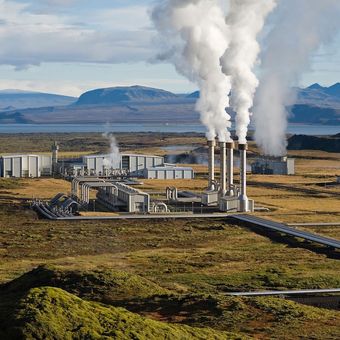 Ilustrasi pembangkit listrik tenaga panas bumi atau geothermal. 