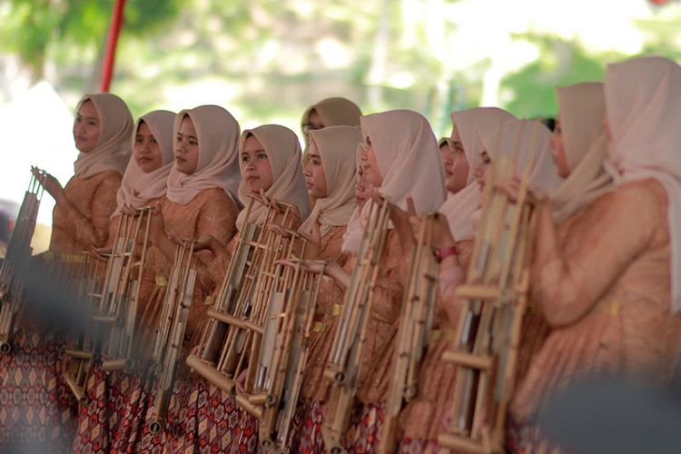 Angklung, alat musik tradisional Jawa Barat.