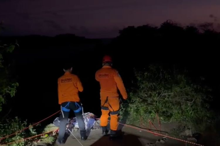 Tim SAR gabungan saat berupaya mengevakuasi WN India bernama  Abhishek Bathia yang tewas terjatuh dari tebing setinggi 40 Meter di kawasan Pantai Broken Beach, Desa Bunga Mekar, Kecamatan Nusa Penida, Klungkung, Provinsi Bali pada Sabtu (4/3/2023). /Basarnas Bali