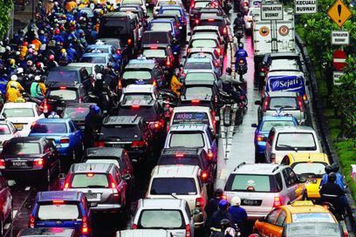 Kemacetan di Jalan Gatot Subroto, Jakarta Pusat, antara lain dikarenakan pertumbuhan kendaraan bermotor tidak dibarengi dengan upaya pembatasan konsumsi BBM.