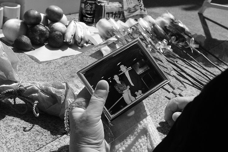 Warga negara Jepang Takako Suzuki memegang foto anaknya Kosuke Suzuki bersama istrinya Yuka Suzuki yang menjadi korban dalam tragedi Bom Bali, di halaman Monumen Bom Bali, Kuta, Sabtu (12/10/2019). Meski pada 12 Oktober 2012 yang merupakan peringatan satu dekade tragedi bom Bali menjadi momentum peringatan terakhir, hingga tahun ke-17 ini para penyintas dan keluarga korban masih terus menggelar doa-doa dan tabur bunga di Monumen Bom Bali.