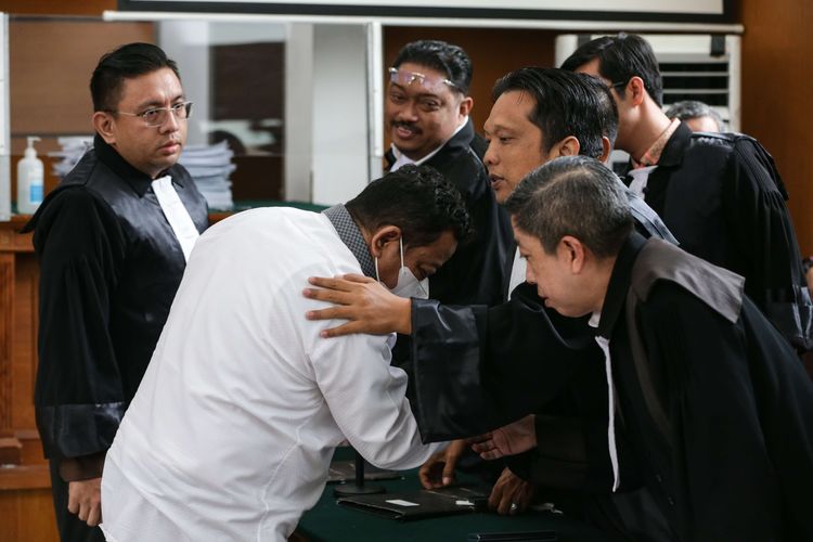 Terdakwa kasus pembunuhan berencana Brigadir J atau Nofriansyah Yosua Hutabarat, Kuat Ma'ruf usai menjalani persidangan di Pengadilan Negeri Jakarta Selatan, Senin (16/1/2022). Jaksa Penuntut Umum menuntut Kuat Ma'ruf delapan tahun penjara.