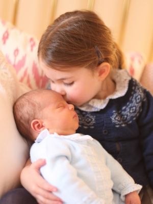 Foto yang dirilis Kerajaan Inggris, Minggu (6/5/2018), menampilkan anak kedua Pangeran William dengan Kate Middleton, Putri Charlotte sedang mencium adik laki-lakinya, Louis Arthur Charles.
