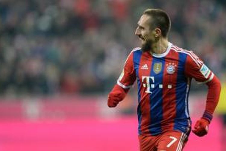 Pemain sayap Bayern Muenchen Franck Ribery merayakan keberhasilannya mencetak gol ke gawang Bayer Leverkusen, pada lanjutan Bundesliga, di Allianz Arena, Muenchen, Sabtu (6/12/2014). Laga itu berakhir 1-0.
