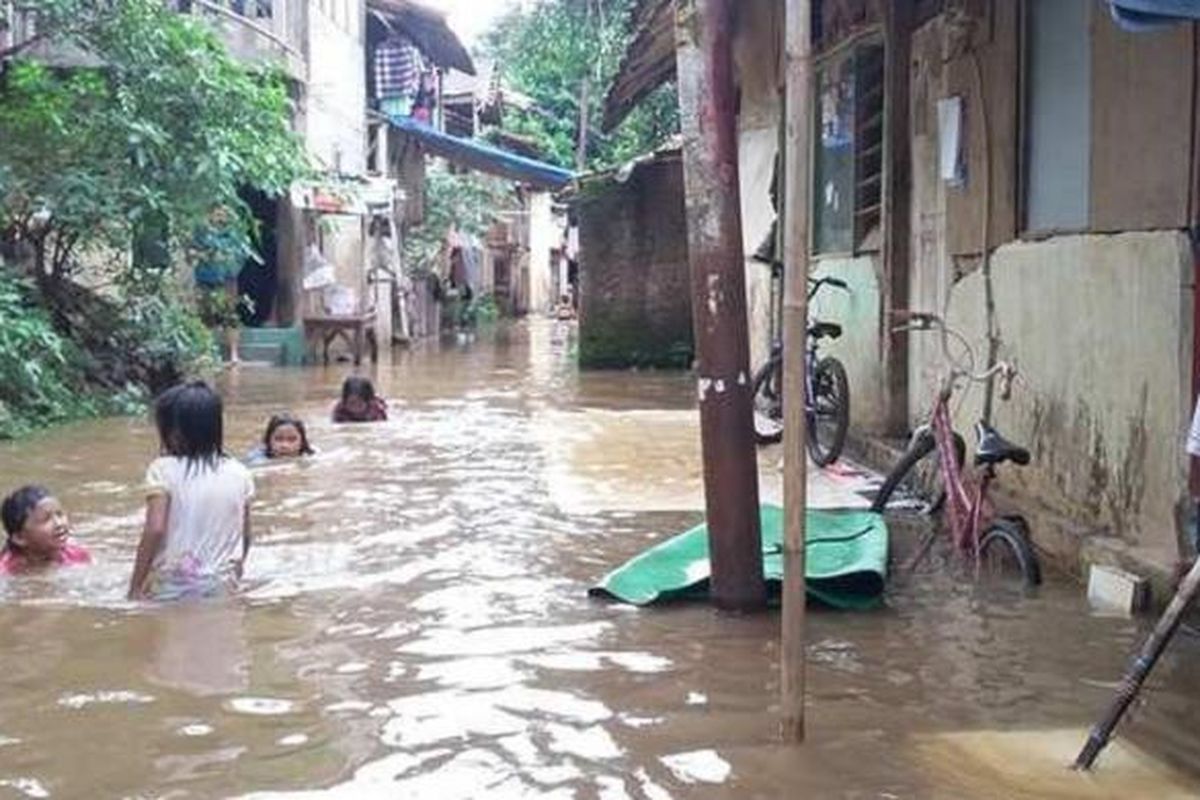Kampung Arus di RW 02, Kelurahan Cawang, Kramat Jati, Jakarta Timur, dilanda banjir, Minggu (12/2/2017).