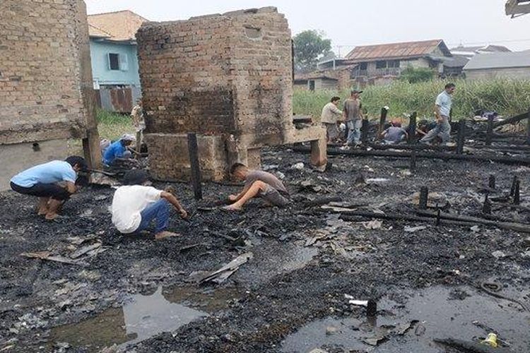 Pasca kebakaran, warga bersihkan puing-puing sisa rumahnya yang sudah hangus terbakar, Rabu (16/10/2019) 
