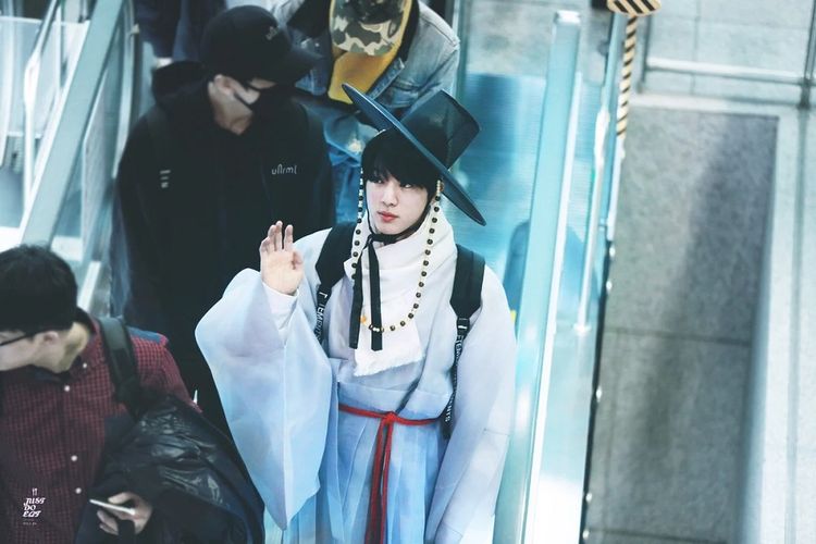 Jin BTS mengenakan busana tradisional Korea, hanbok, di Bandara Incheon saat hendak terbang ke Hong Kong.