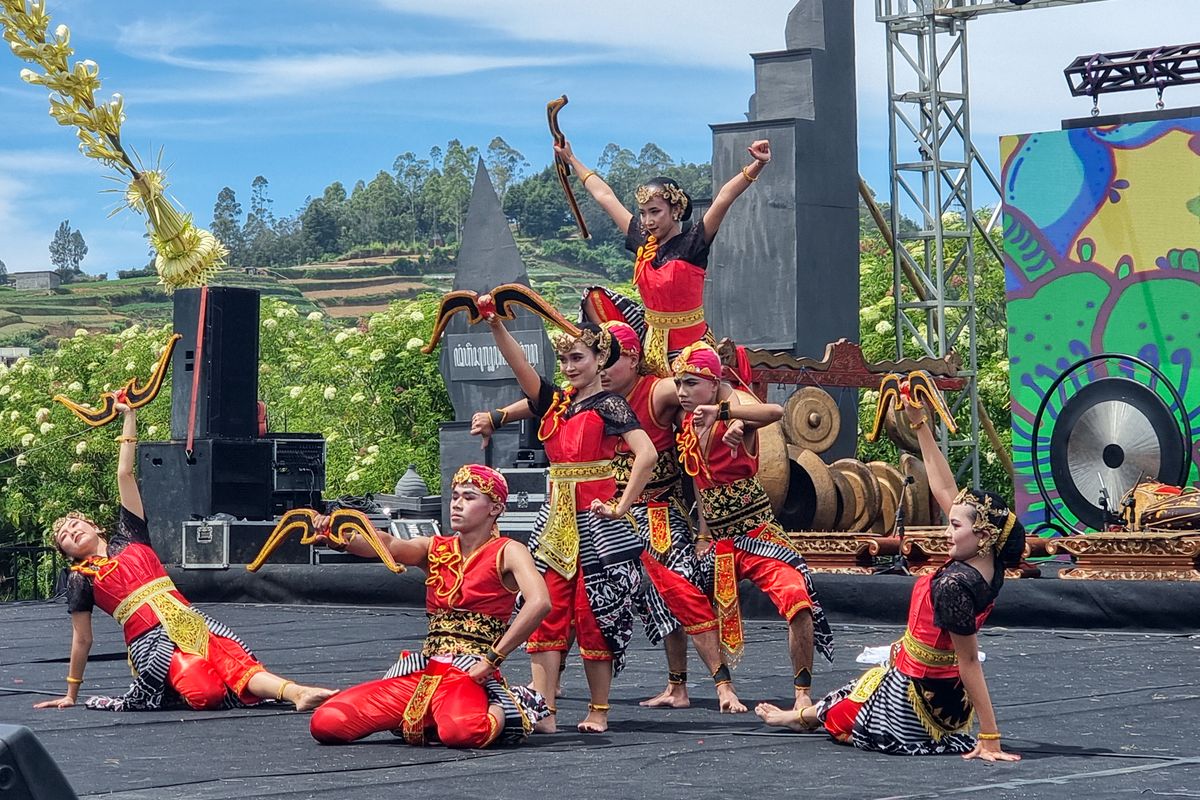 Pertunjukan seni pada Dieng Culture Festival 2024, Jumat (23/8/2024).