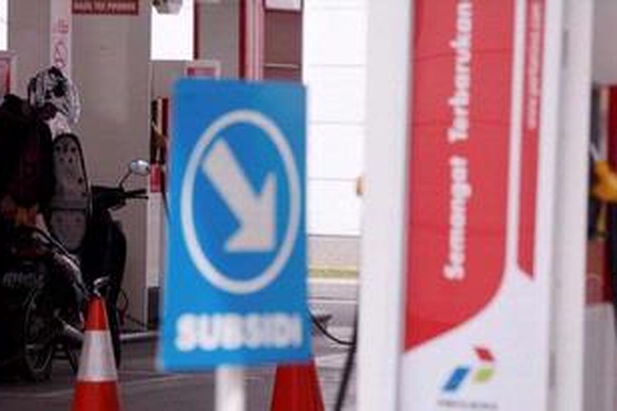 Pengendara sepeda motor mengisi bahan bakar minyak (BBM) bersubsidi ke kendaraannya di Stasiun Pengisian Bahan Bakar untuk Umum (SPBU) 34.10102 di jalan KH. Hasyim Ashari, Jakarta, Jumat (5/4/2013). 