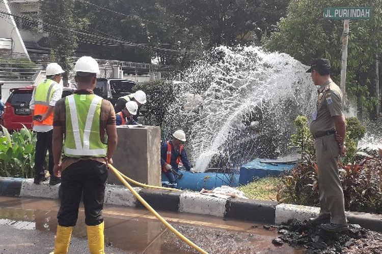 Sebuah pipa PT Palyja bocor hingga menyemburkan air ke udara di Jalan Puri Indah, Kembangan, Jakarta Barat pada Rabu (21/11/2018).