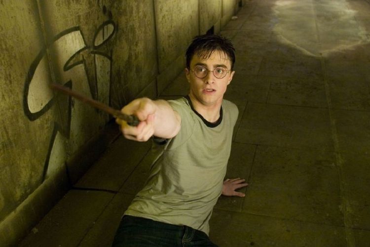 Daniel Radcliffe berperan sebagai Harry Potter dalam film-film Harry Potter.
