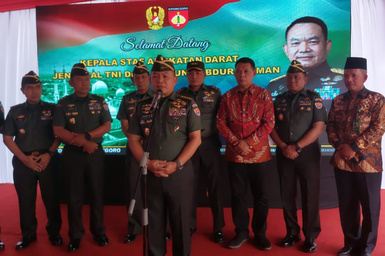 Kepala Staf TNI Angkatan Darat (KSAD), Jenderal Dudung Abdurachman memberikan keterangan pers dalam kunjungan kerjanya di Solo, Jawa Tengah, Jumat (14/7/2023).