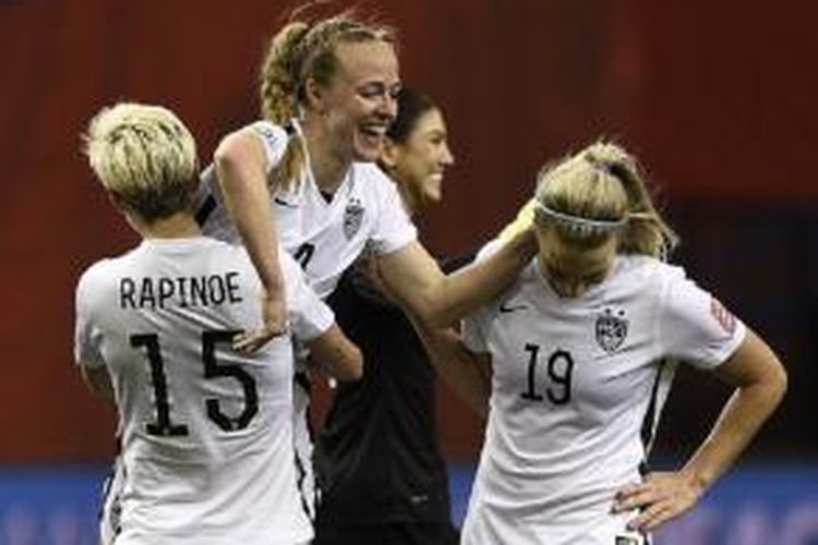 Tiga pilar lini belakang timnas wanita Amerika Serikat, Becky Sauerbrunn (kedua dari kiri), Hope Sole (ketiga dari kiri), dan Julie Johnston (paling kanan).