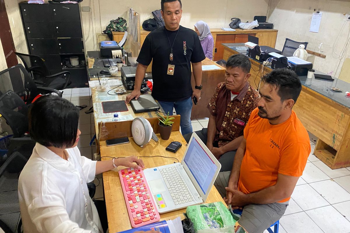 FS (41) ditangkap karena menjadi kurir 2 kg sabu di Jalan Inspeksi, Kecamatan Medan Sunggal, Kota Medan pada Minggu (18/8/2024). 